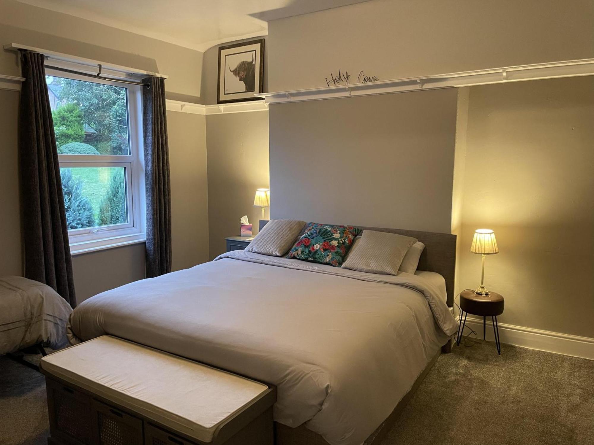 Seaside-scarborough-wifi-parking-petsok-sleeps-7 8 Holiday home
